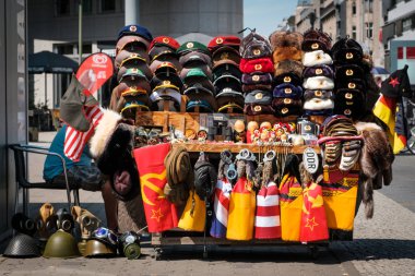 Soğuk Savaş eserleri satan hediyelik eşya satıcısı (DDR)