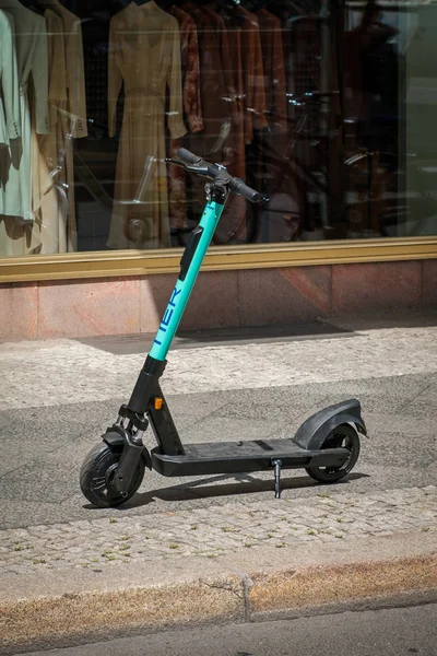 Ηλεκτρικό σκούτερ, escooter ή e-scooter της κοινής χρήσης βόλτα com — Φωτογραφία Αρχείου