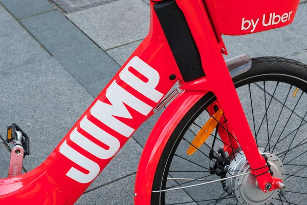 Elektro-Fahrrad-Sharing-Fahrrad, JUMP by UBER auf dem Bürgersteig — Stockfoto