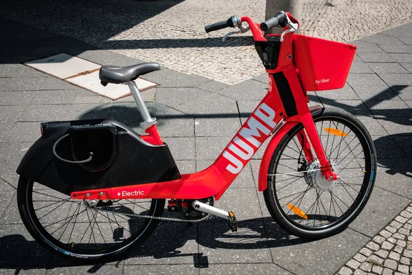 Bicicleta elétrica compartilhando bicicleta, JUMP por UBER na calçada — Fotografia de Stock