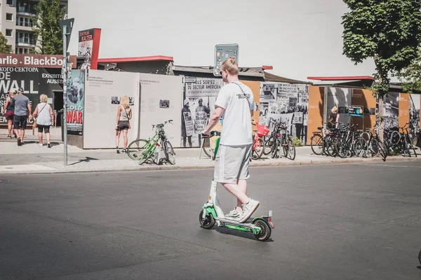 Anak muda mengendarai skuter listrik, escooter atau e-scooter di str — Stok Foto