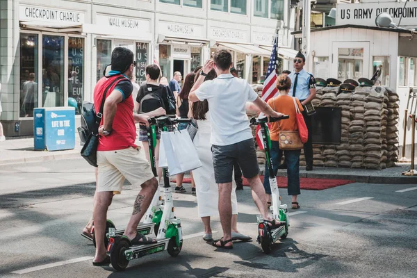 Grupo turístico a caballo Scooter eléctrico, scooter o e-scooter en —  Fotos de Stock