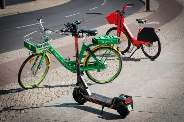 Bicicletas compartilhando bicicletas e scooter elétrico, escooter ou e-scoot — Fotografia de Stock