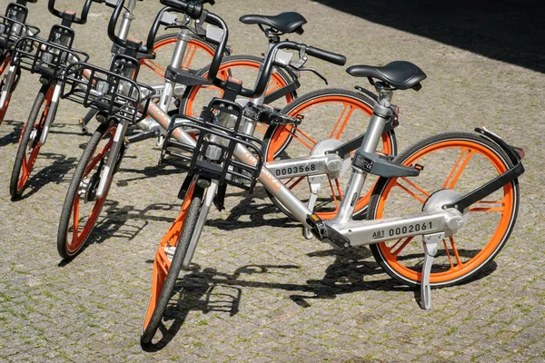 Bicicletas móveis na calçada em Berlim. Mobike é uma bicicleta shari — Fotografia de Stock