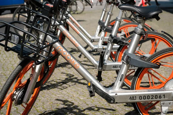 Bicicletas móveis na calçada em Berlim. Mobike é uma bicicleta shari — Fotografia de Stock