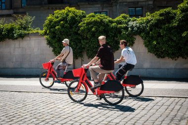 Üç genç adam ebikes sürme ya da. Bisiklet sh Elektrikli Bisikletler