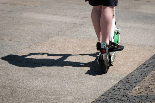 Homem montando uma scooter elétrica, escooter ou e-scooter do ri — Fotografia de Stock