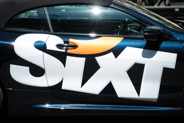 Logo der Marke Sixt auf der Autotür von BMW — Stockfoto