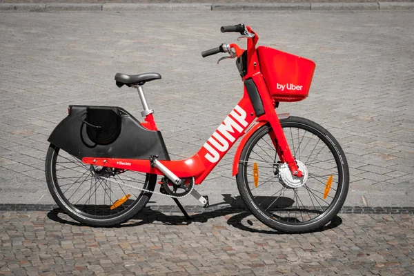 Bicicleta elétrica ou E-bike por JUMP, o serviço de bicicleta da UBER — Fotografia de Stock