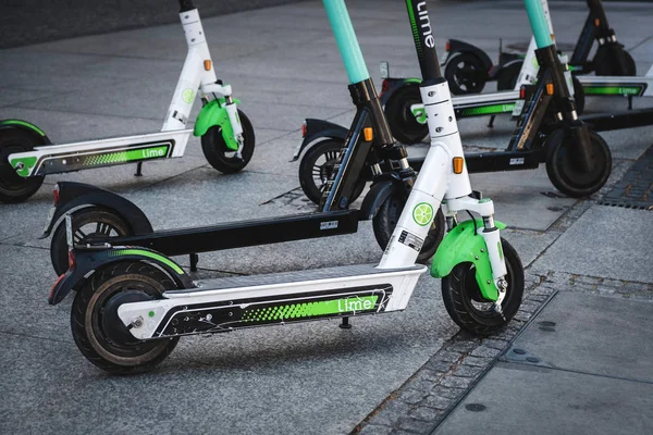 Elektrický skútr, escooter nebo e-scooter z jízdy sdílení com — Stock fotografie