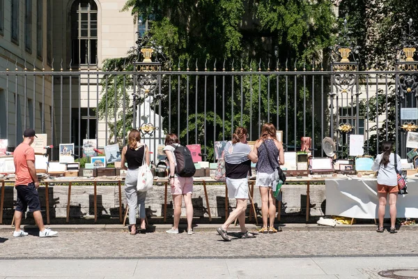 Personas que buscan libros de segunda mano para la venta en el mercado de pulgas en f — Foto de Stock