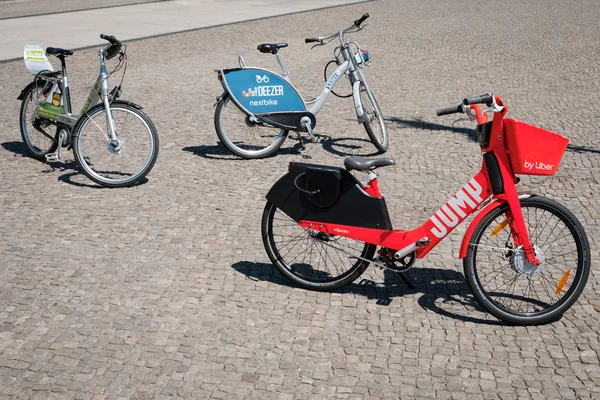 Bicicletas compartilhando bicicletas para alugar da DEEZER, LIDL e JUMP pela UBE — Fotografia de Stock