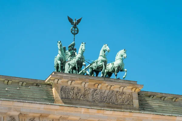 Top of Brandenburger Tor - Berlijnse mijlpaal afgebeeld op blauwe hemel — Stockfoto