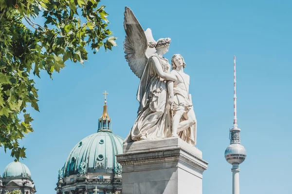 La estatua Nike ayuda al guerrero herido con la torre de televisión (Fernse — Foto de Stock