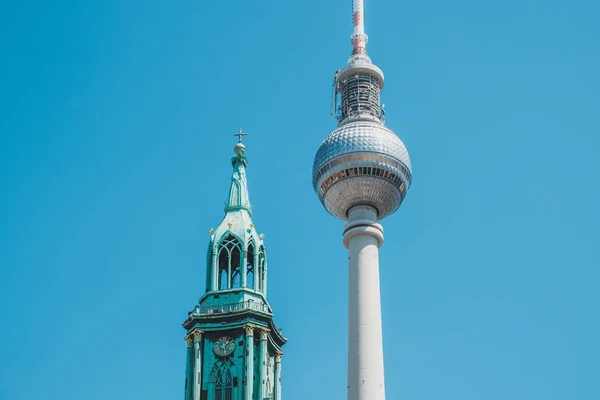 A torre de televisão de Berlim (Fernsehturm) e Igreja de Santa Maria em — Fotografia de Stock