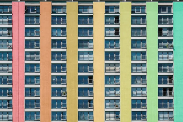 Fachada de edifício residencial colorido, casa de apartamento / real est — Fotografia de Stock