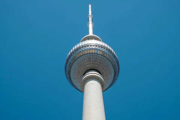 A torre de televisão de Berlim (Fernsehturm) em Berlim, Alemanha - — Fotografia de Stock