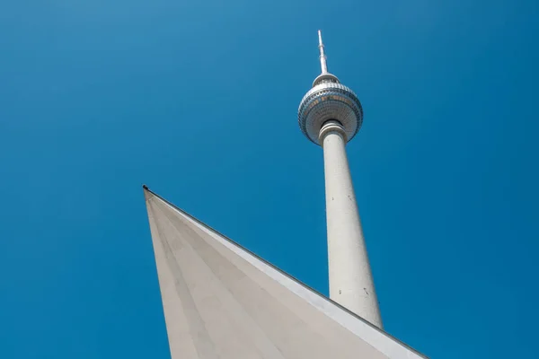 A berlini televíziós torony (Fernsehturm) Berlinben, Németországban - — Stock Fotó