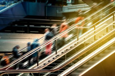 Tren istasyonu içinde yürüyen merdiven üzerinde insanlar , seyahat kavramı bulanıklık 