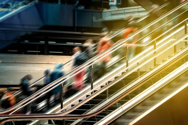 Pessoas na escada rolante dentro da estação de trem, desfoque conceito de viagem — Fotografia de Stock