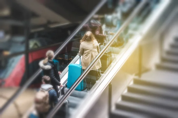 Pessoas na escada rolante na estação de trem, conceito de viagem borrão de movimento — Fotografia de Stock