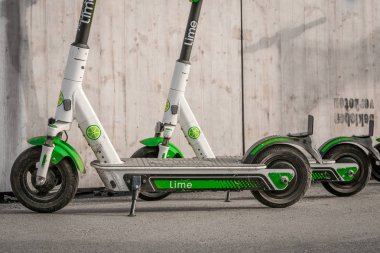 Sürüş paylaşımının elektrikli E scooter, escooter veya e-scooter 'ı