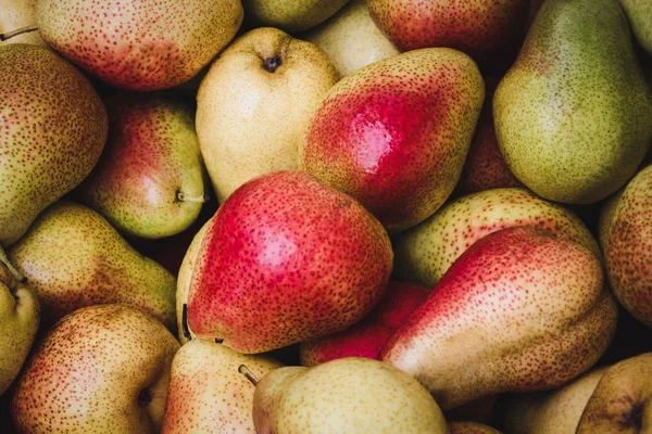 食品市场上的梨堆 - 梨背景   - — 图库照片