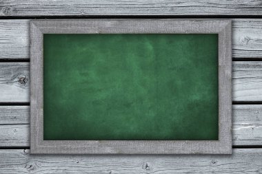 ahşap arka plan çerçeveli yeşil tebeşir -. kopyalama alanı -