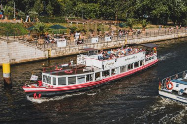 Berlin, Almanya - Haziran 2019: Berlin, Almanya 'da yaz günü