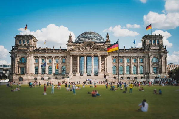 Mucha gente en el prado frente al edificio del Reichstag (alemán — Foto de Stock