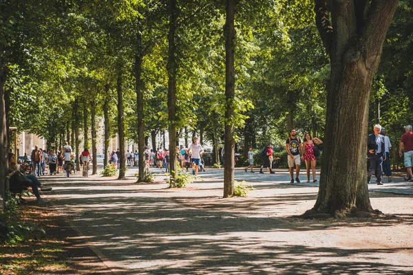 Gente caminando en el parque público en el soleado día de verano en Berlín, Alemania — Foto de Stock