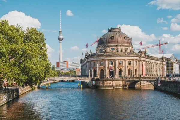 Berlim com TV Tower (Fernsehturm), Bode Museum e rio — Fotografia de Stock