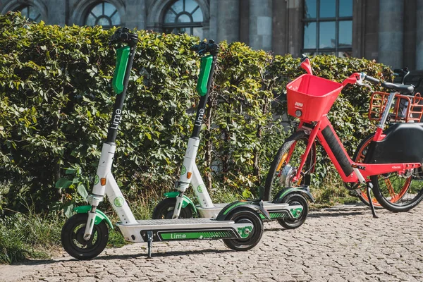 Skuter listrik E, escooter atau e-scooter dan sepeda berbagi biky — Stok Foto
