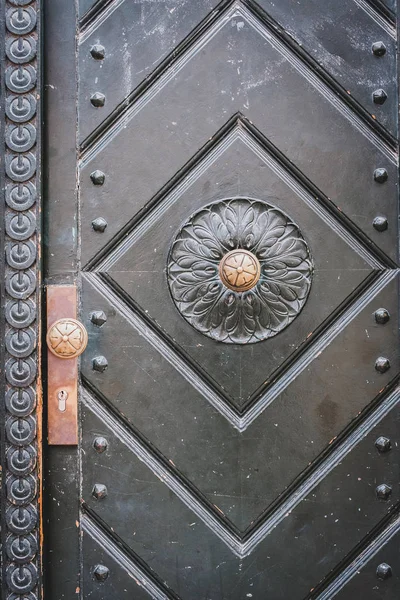 Stare drzwi zbliżenie - vintage drzwi wejściowe budynku - — Zdjęcie stockowe