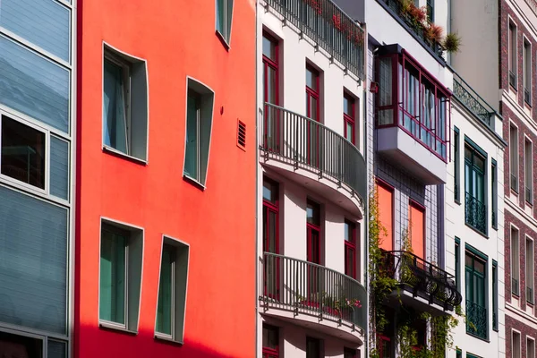 Fachadas de edifícios coloridos - conceito imobiliário — Fotografia de Stock