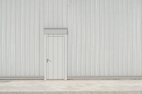 Parede e porta na rua - fachada de construção e porta de entrada com — Fotografia de Stock