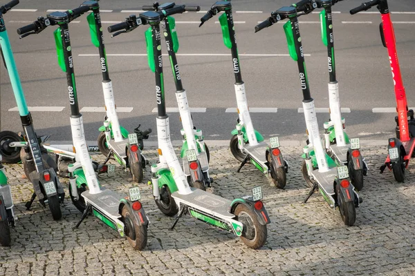 Viele Elektroroller, E-Scooter oder E-Scooter auf dem Bürgersteig in — Stockfoto