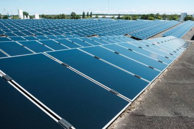 Güneş çatısı enerji santralindeki fotovoltaik paneller