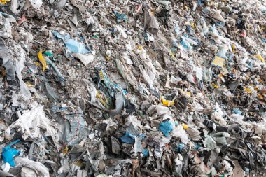 Çöp toplama, plastik atık ve çöp geri dönüşüm fabrikasında -