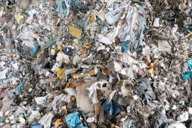 Çöp kutusu kapanıyor, plastik atıklar ve çöp atılıyor.