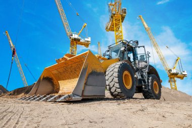İnşaat alanında kazıcı, buldozer ve vinç -  