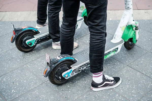 Berlin Allemagne Juillet 2020 Gros Plan Une Personne Utilisant Scooter — Photo