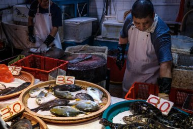 Hong Kong, Çin - Kasım 2019: Hong Kong, Çin 'de gıda pazarında balık hazırlayan tedarikçi