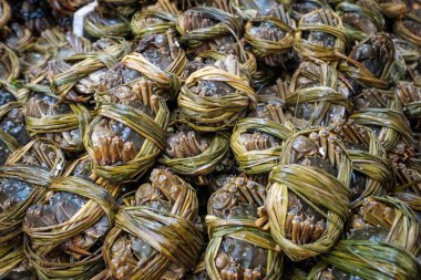 Kıllı yengeçler deniz ürünleri pazarında satılıyor, Hong Kong