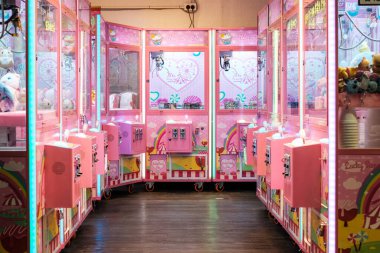 Hong Kong - Kasım 2019: Turnalı kumar makinesi yumuşak oyuncakları kapıp kazanmak için