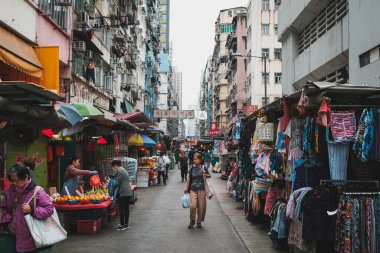 Hong Kong - Kasım 2019: Hong Kong 'un eski kasabasında sokak pazarındaki insanlar