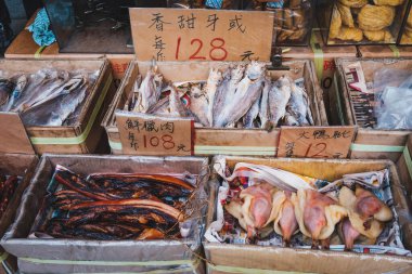 Hong Kong, Çin - Kasım 2019 Hong Kong 'da sokak marketinde balık, tavuk ve et satışı