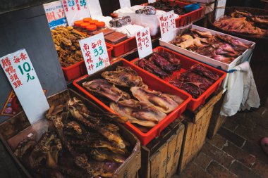 Hong Kong, Çin - Kasım 2019: Hong Kong 'da hayvan ürünleri, et, kaz ve tavuk satışı