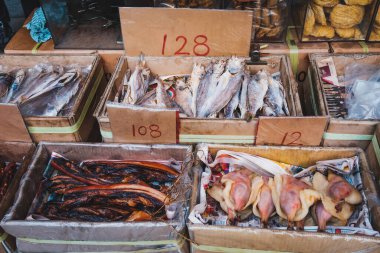 Hong Kong, Çin - Kasım 2019 Hong Kong 'da sokak marketinde balık, tavuk ve et satışı