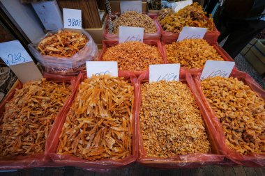 Hong Kong, Çin 'deki sokak pazarında kurutulmuş karides, yengeç ve kabuklu deniz hayvanı.